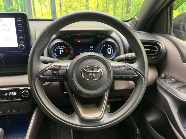 �C���e���A�ɍ��킹���f�U�C���̃X�e�A�����O�́A�^�]�������̂��Ƃ��l���A�^�]���₷���`��A�傫���ł��B�����x�A���ۂɐG���Ă��m���߂��������B