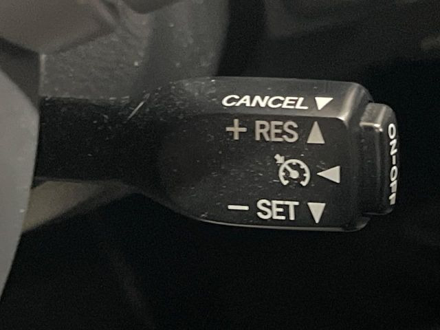 【クルーズコントロール】高速道路もラクラク走行。アクセルを離しても一定速度で走行ができ、長距離運転時の負担を軽減!加速・減速も簡単なスイッチ操作で調整できます。