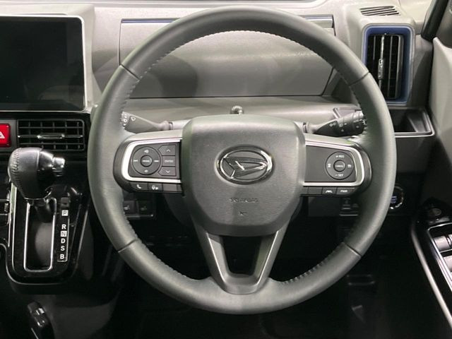 �C���e���A�ɍ��킹���f�U�C���̃X�e�A�����O�́A�^�]�������̂��Ƃ��l���A�^�]���₷���`��A�傫���ł��B�����x�A���ۂɐG���Ă��m���߂��������B