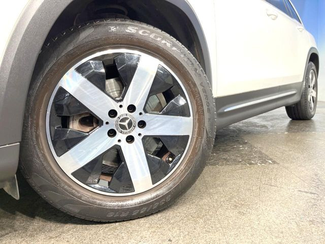 ●純正18インチアルミホイール:輸入車ならではの卓越した走りを支えるホイールと足回りです!日本車の走りに慣れている方にもぜひ体感して頂きたいほど、高いレベルでまとまっています!