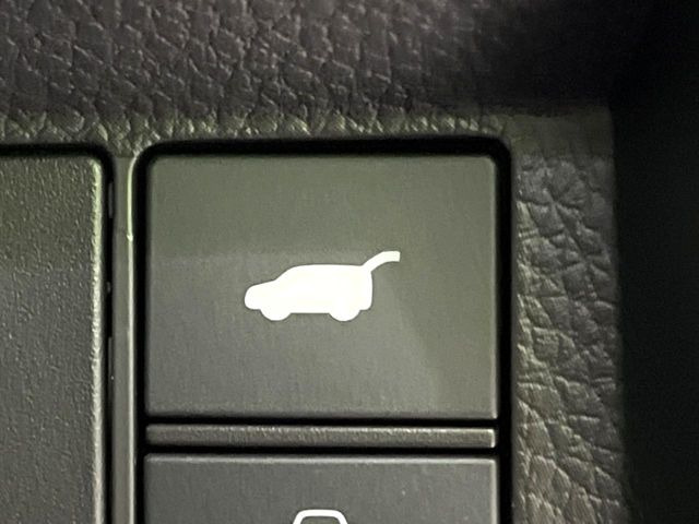 【パワーバックドア】スマートキーや運転席のボタンを押すだけでリアゲートが自動で開閉します!荷物を持っている時や、高い位置にあるバックドアを閉める際に便利な機能です♪
