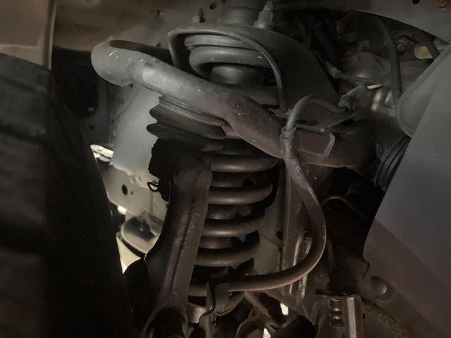 お車を安心してお乗りいただく為には、足回りの定期点検が欠かせません。サービスサポート(有償保証)では無料点検もご提供しており、安心のカーライフをお過ごしいただけるサポート体制が整っています。