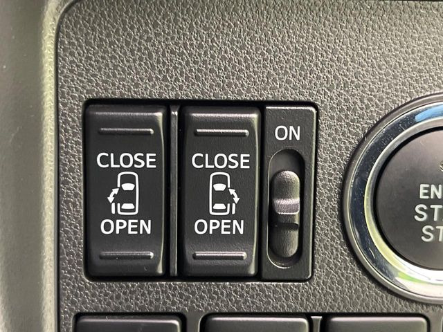 【両側パワースライドドア】スマートキーや運転席のスイッチで後席両側スライドドアの開閉が可能♪電動だから力を入れてドアを開ける必要が無く、小さなお子様でも簡単に開け閉めでき快適です♪