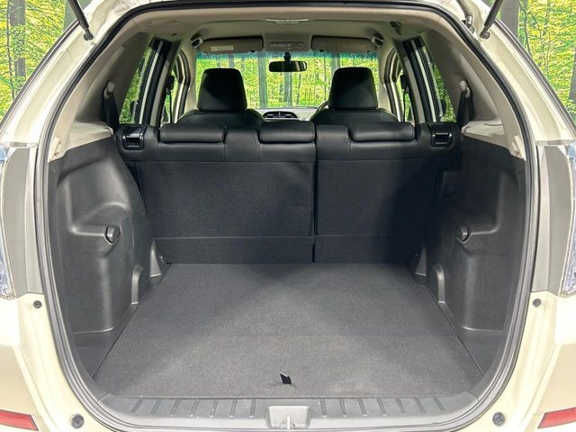 積み下ろしのしやすいデッキにはたっぷりと荷物を積み込んでいただけます。遊びから仕事まで、様々なシーンで頼れます♪