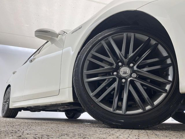 �y����18�C���`�A���~�z�C�[���z�����I�v�V�����z�C�[���𑕒��B���s���\�̌���ɉ����A�O�ς����X�^�C���b�V���ɂȂ��Ă��܂��B