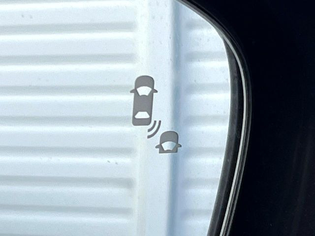 【ブラインドスポットインフォメーション】走行中、ドアミラーの死角になりやすい箇所に後続車が接近するとサイドミラー付近に警告を表示、ドライバーに注意喚起をしてくれます。