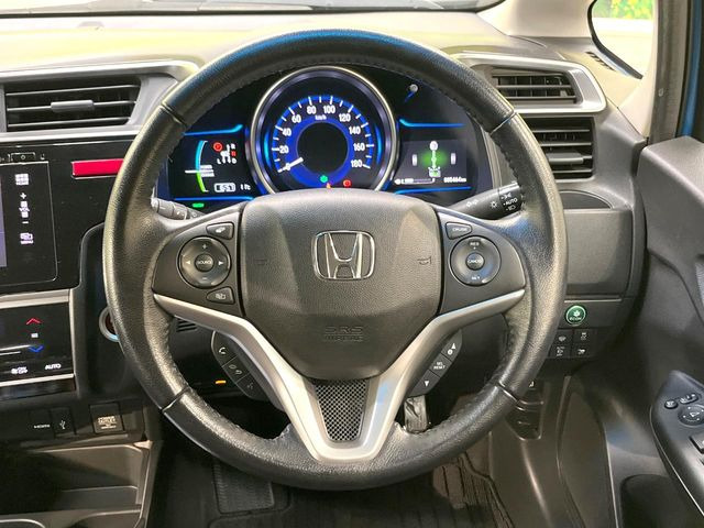�C���e���A�ɍ��킹���f�U�C���̃X�e�A�����O�́A�^�]�������̂��Ƃ��l���A�^�]���₷���`��A�傫���ł��B�����x�A���ۂɐG���Ă��m���߂��������B
