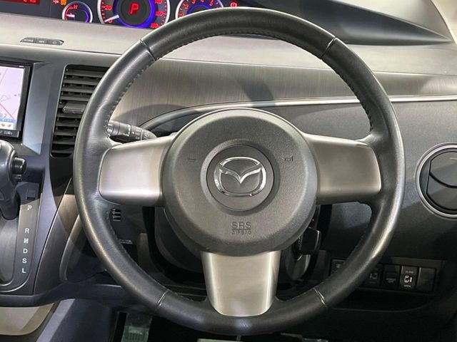 �C���e���A�ɍ��킹���f�U�C���̃X�e�A�����O�́A�^�]�������̂��Ƃ��l���A�^�]���₷���`��A�傫���ł��B�����x�A���ۂɐG���Ă��m���߂��������B