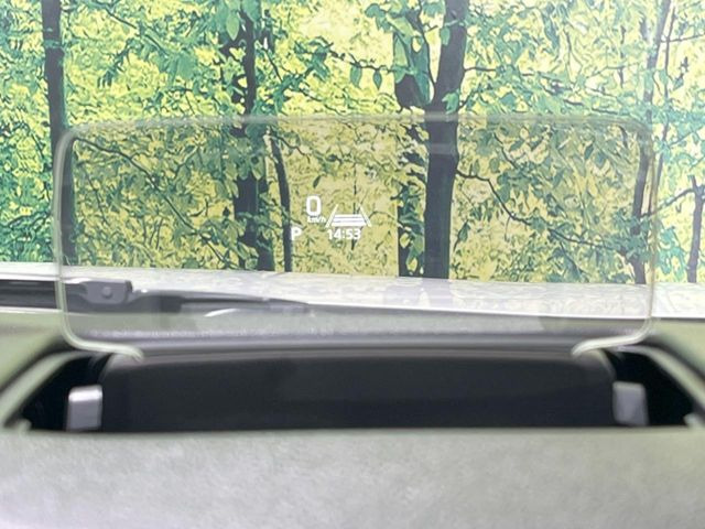 【カラーヘッドアップディスプレイ】現在の速度や走行情報をデジタル表示で運転席前方のガラスに投影!カラー付きで視認性も高く、運転中目線をずらさず必要な情報を確認できるのでとっても便利で安心!