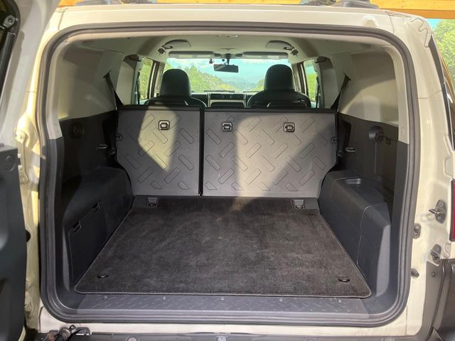後席を格納すると、これだけの広さが!シーンに合わせたシートアレンジで、大きな荷物も積むことが出来ます♪