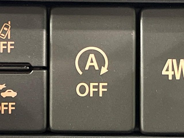 【アイドリングストップ】赤信号や渋滞で停車した際にエンジンを停止し、無駄な燃料の消費を抑えます。燃費向上や環境保護につなげる機能♪エンジンはブレーキを離せば再始動します。