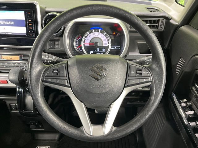 �C���e���A�ɍ��킹���f�U�C���̃X�e�A�����O�́A�^�]�������̂��Ƃ��l���A�^�]���₷���`��A�傫���ł��B�����x�A���ۂɐG���Ă��m���߂��������B