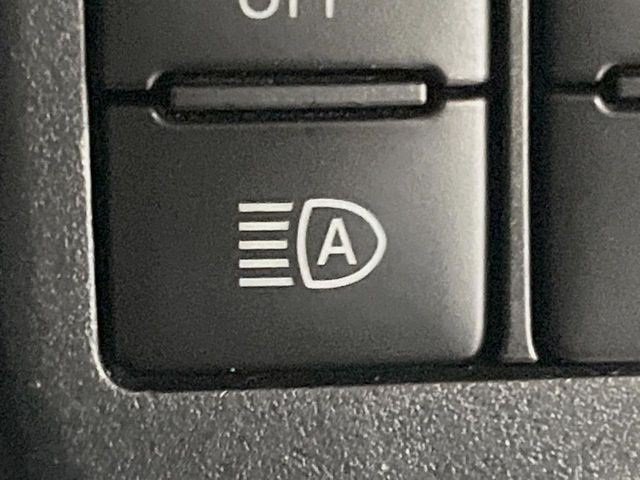 【アダプティブハイビーム】遠くまで明るく照らすハイビームを先行車や対向車に照射しない様、自動で調整!毎回手動で切り替える必要がなく、夜間走行時のストレスも軽減。安全性向上にも寄与します。