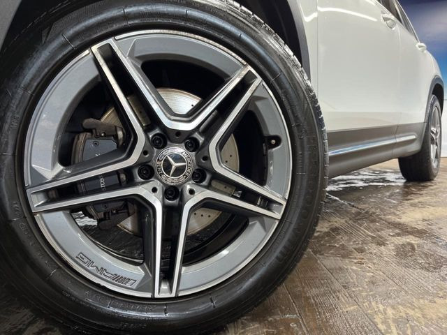 ●純正19インチアルミホイール:輸入車ならではの卓越した走りを支えるホイールと足回りです!日本車の走りに慣れている方にもぜひ体感して頂きたいほど、高いレベルでまとまっています!