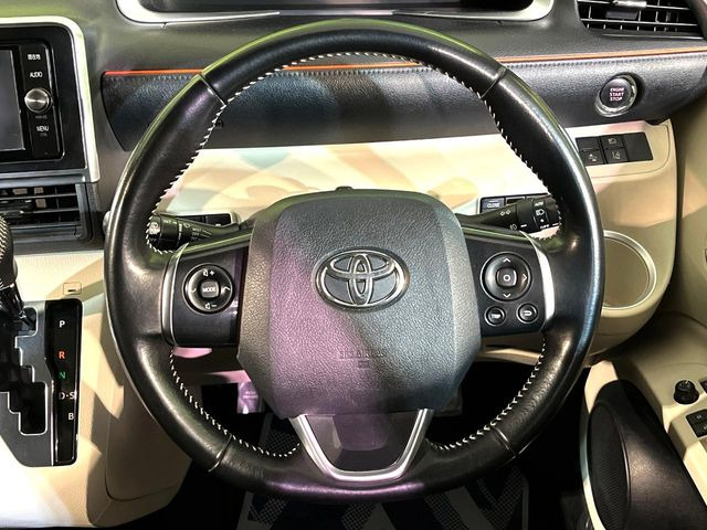 �C���e���A�ɍ��킹���f�U�C���̃X�e�A�����O�́A�^�]�������̂��Ƃ��l���A�^�]���₷���`��A�傫���ł��B�����x�A���ۂɐG���Ă��m���߂��������B