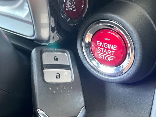 【Hondaスマートキー】カバンやポケットに入れたままでもドアの施錠・解錠が可能なスマートキーを装備。エンジンのオン・オフ時もカギを取り出す必要が無いからとっても便利です♪