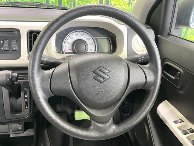 �C���e���A�ɍ��킹���f�U�C���̃X�e�A�����O�́A�^�]�������̂��Ƃ��l���A�^�]���₷���`��A�傫���ł��B�����x�A���ۂɐG���Ă��m���߂��������B