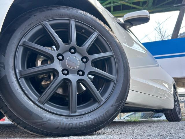 【16インチアルミホイール】外観にマッチしたアルミホイールを装着しております。各種アルミホイールや、スタッドレスタイヤも取扱いしております。是非ご相談ください♪