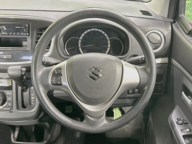 �C���e���A�ɍ��킹���f�U�C���̃X�e�A�����O�́A�^�]�������̂��Ƃ��l���A�^�]���₷���`��A�傫���ł��B�����x�A���ۂɐG���Ă��m���߂��������B