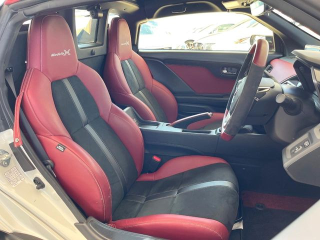 【専用スポーツシート】ホールド性に優れ、カーブ時の体が流れを抑制してくれます。また、体にフィットするから腰や背中が疲れにくく、ロングドライブや高速走行でも快適にお過ごしいただけます♪