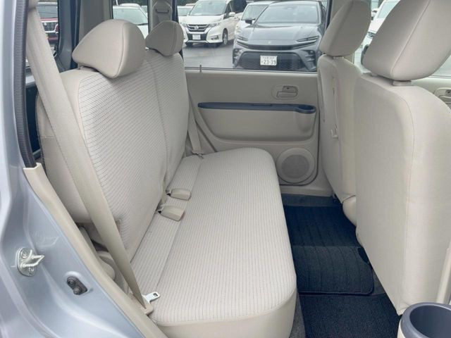 後部座席も気になるようなキズ・汚れやへたり等、大きなダメージはなく、良好な状態です。