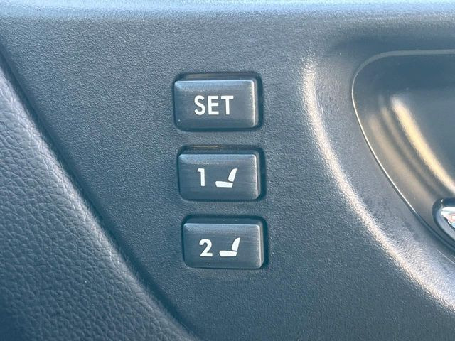 【メモリー機能付きパワーシート】ドライバーごとに設定したシート位置を記憶して、ボタン一つで切り替えできる便利な機能!運転する方が複数名いらっしゃるご家庭におすすめです♪