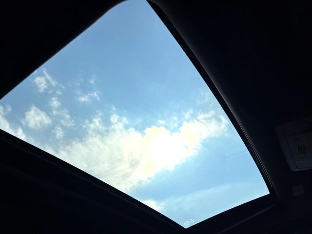 【サンルーフ】開放感たっぷりの希少装備、サンルーフが装着されています!車内に明かりを取り入れたり景色を楽しむ以外にも、車内の空気も簡単に換気できて快適です!