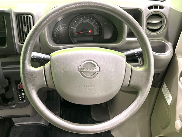 �C���e���A�ɍ��킹���f�U�C���̃X�e�A�����O�́A�^�]�������̂��Ƃ��l���A�^�]���₷���`��A�傫���ł��B�����x�A���ۂɐG���Ă��m���߂��������B