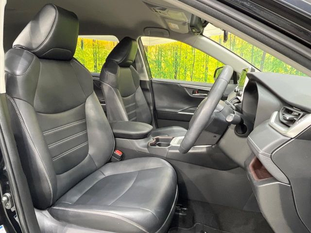 運転席シート廻りは使用感も少なく、良好な状態となっています。前オーナー様が丁寧に使っていたことがよくわかりますね。