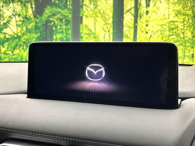【10.25インチマツダコネクト】車内の雰囲気にマッチした大型ディスプレイ。スマホ接続でのナビ使用やBluetooth再生等、様々な機能が楽しめます。直感的なダイヤル操作が可能で、使い勝手も良好です。