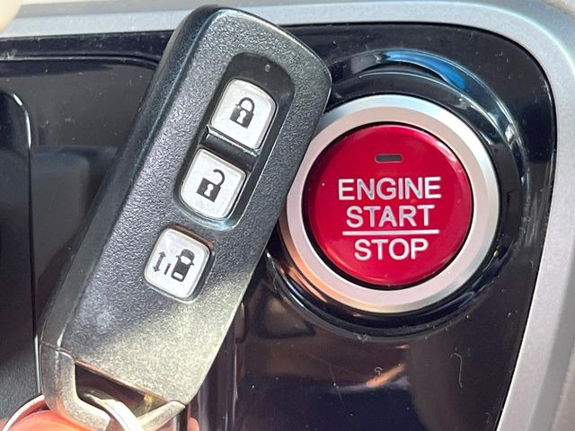【キーレススタートシステム】カバンやポケットに入れたままでもドアの施錠・解錠が可能なスマートキーを装備。エンジンのオン・オフ時もカギを取り出す必要が無いからとっても便利です♪c