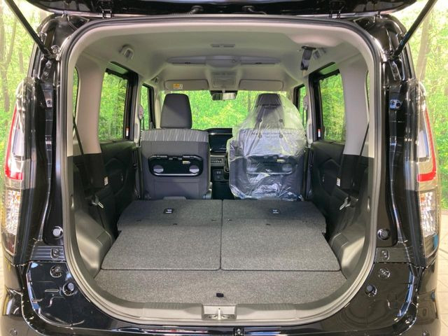 後席を格納すると、これだけの広さが!シーンに合わせたシートアレンジで、大きな荷物も積むことが出来ます♪