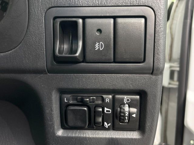 �y�d���i�[�~���[�z�T�C�h�~���[�͓d���i�[���ƂȂ��Ă���A�������ԏ�ł��L�Y�������X�N��}�����܂��B