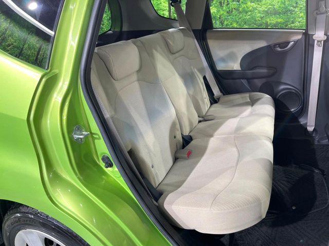 広々とした2列目シートは居住性が高く、居心地も快適!友達や家族とのお出かけにぴったりです。ベビーシートやチャイルドシート使用時も快適にお過ごしいただける十分な空間を確保しています。