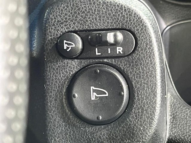 【電動格納ミラー】サイドミラーは電動格納式となっており、狭い駐車場でもキズがつくリスクを抑えられます。