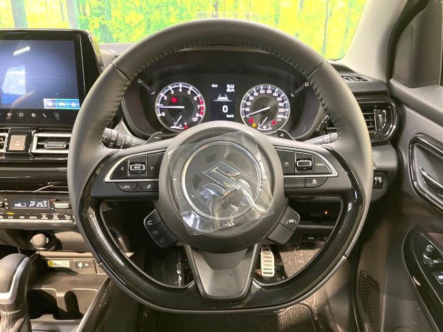 インテリアに合わせたデザインのステアリングは、運転される方のことも考え、運転しやすい形状、大きさです。是非一度、実際に触ってお確かめください。