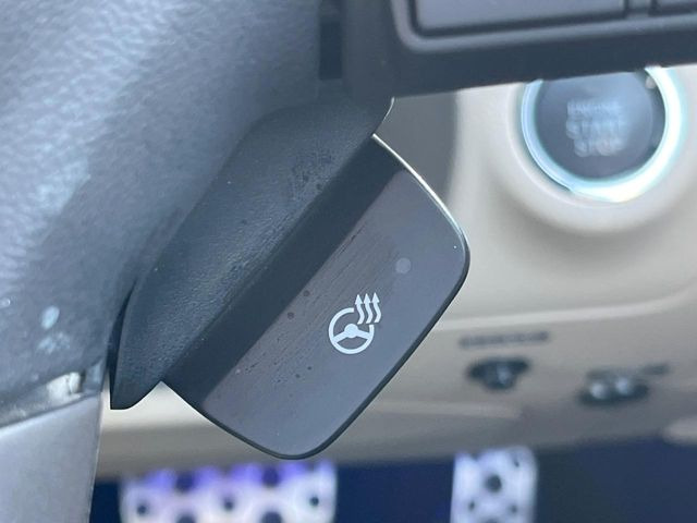 【ステアリングヒーター】冬場に冷たくなりやすい革巻きステアリングを、スイッチ一つで素早く適温に!エアコンよりも早く温まってくれるので、寒い日の運転も快適になりますね♪