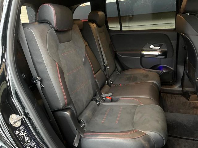 ●後席:大人が乗車しても窮屈さを感じないほど、足元も広々しております。