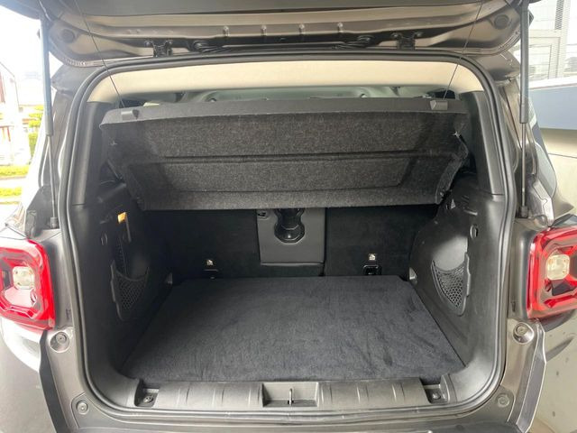 ●トランクルーム:趣味が広がる収容スペース!これだけの広さがあればお買い物やレジャーなどにも最適です!使用感も少なくきれいな状態を維持しております。