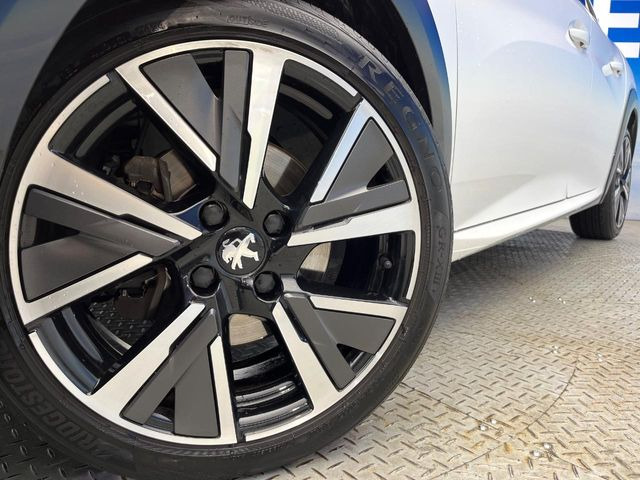 ●純正17インチアルミホイール:輸入車ならではの卓越した走りを支えるホイールと足回りです!日本車の走りに慣れている方にもぜひ体感して頂きたいほど、高いレベルでまとまっています!