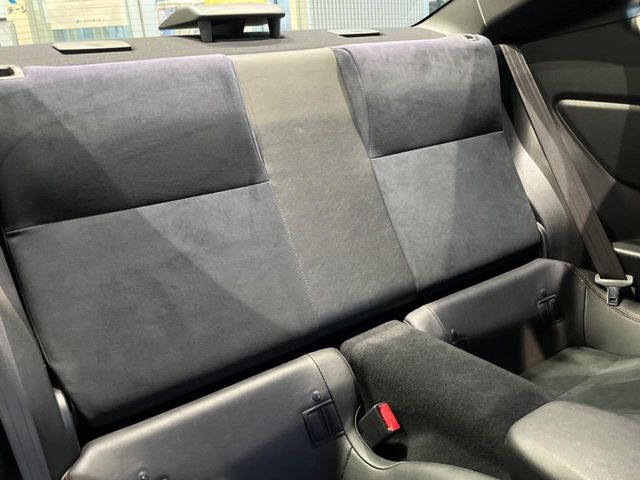後部座席も気になるようなキズ・汚れやへたり等、大きなダメージはなく、良好な状態です。