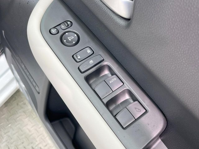 【電動格納ミラー】サイドミラーは電動格納式となっており、狭い駐車場でもキズがつくリスクを抑えられます。