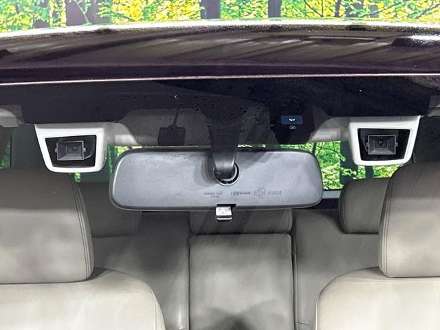 【アイサイト】前方の車両等を検知し、衝突しそうな時は警報で注意を促し、ブレーキを踏む力をサポート。ブレーキを踏めなかった場合は衝突被害軽減ブレーキが作動、衝突回避をサポートします。