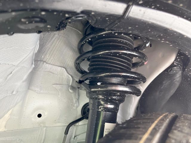 お車を安心してお乗りいただく為には、足回りの定期点検が欠かせません。サービスサポート(有償保証)では無料点検もご提供しており、安心のカーライフをお過ごしいただけるサポート体制が整っています。