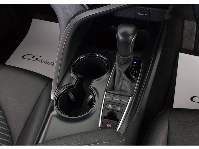 シフト周りです。スッキリとしつつも高級感や操作性を損なわない作りとなって参ります。