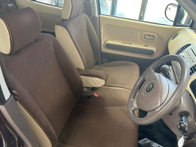 運転席シート廻りは使用感も少なく、良好な状態となっています。丁寧に使われていたことがよくわかりますね。