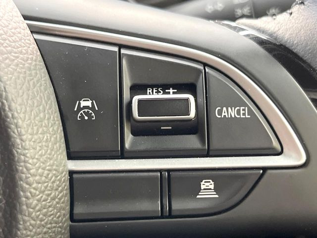 【クルーズコントロール】高速道路もラクラク走行。アクセルを離しても一定速度で走行ができ、長距離運転時の負担を軽減!加速・減速も簡単なスイッチ操作で調整できます。