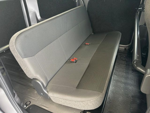 後部座席も気になるようなキズ・汚れやへたり等、大きなダメージはなく、良好な状態です。