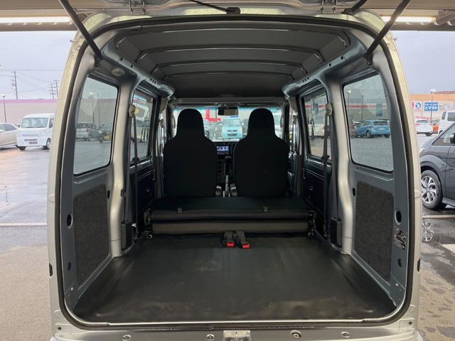 ラゲッジルームは、大容量のスペースを確保。普段のお買い物からレジャーまで、幅広く活躍してくれます!また、リアシートを倒すことでバリエーション豊かにお使いいただけます。