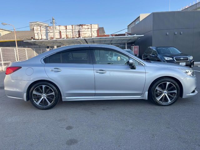 高透明度のガラス皮膜で撥水はもちろん、上質なツヤ・光沢を実現。紫外線や酸性雨から大切な愛車を保護し、色あせ・劣化を防止。「弾スプラッシュコート」、「弾プリミッサコート」からお選びいただけます。